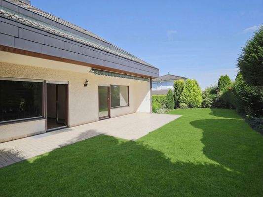 Große Terrasse und privater Garten