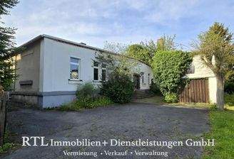 Außenansicht mit Garage