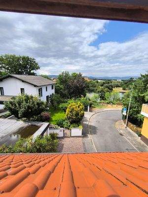 Blick vom Spitzboden aus dem Dachflächenfenster