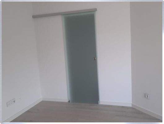 Türe zur Kleiderkammer