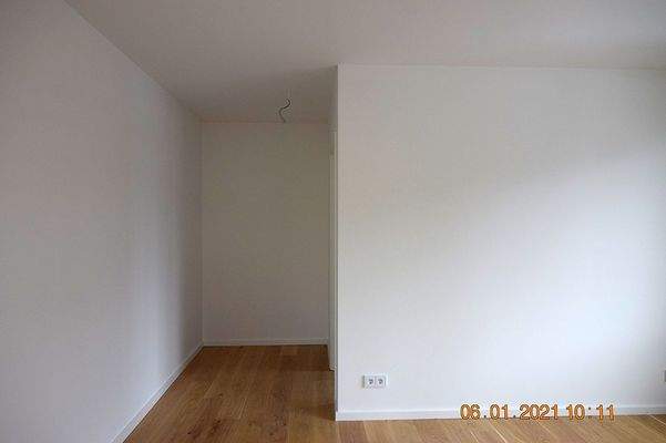 Schlafzimmer mit Stellfläche beim Zugang Bad