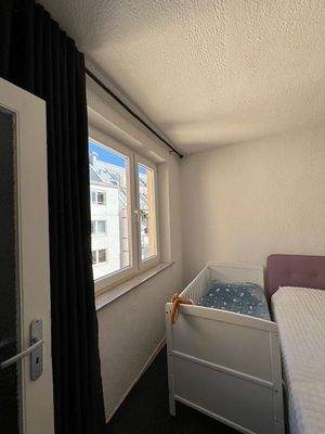 Schlafzimmer mit Fenster nach Norden zum Innenhof