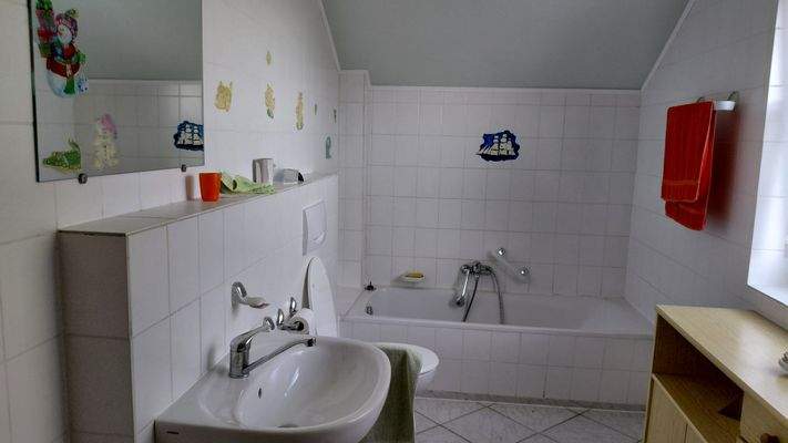 Badezimmer mit Dusche und Wanne