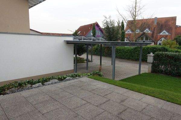 Terrasse mit Carport