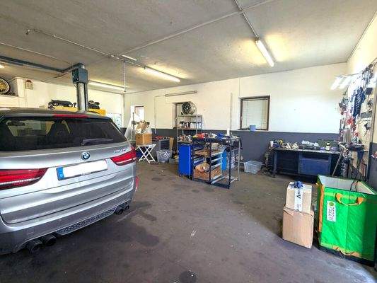 Gewerbe (derzeit Kfz-Werkstatt)