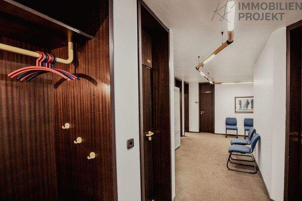 EG_Garderobe_Blick zu den Behandlungsräumen