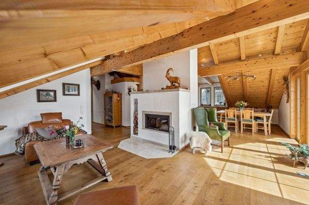 Der stilvolle Kamin sorgt für warme, stimmungsvolle Atmosphäre