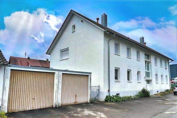 Außenansicht mit Garagen und Stellplätzen