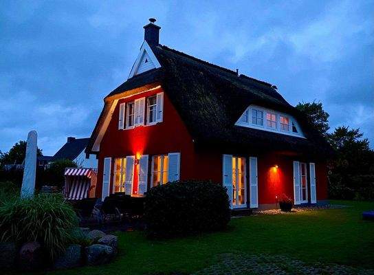 Außenansicht bei Dämmerung.jpg