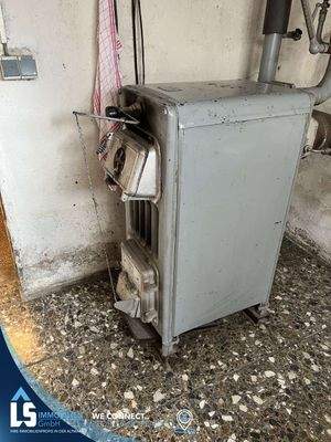 Heizkessel für Holz und Briketts in die Heizungsanlage integriert