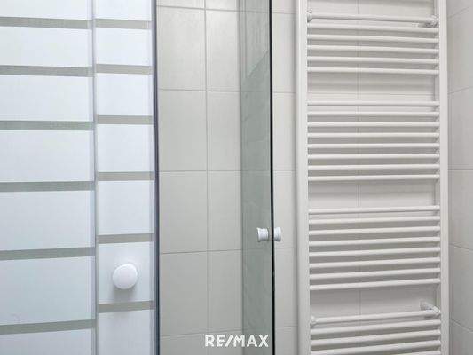 Dusche und Heizkörper