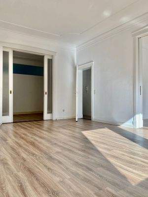 Wohnzimmer mit Blick in die Bibliothek