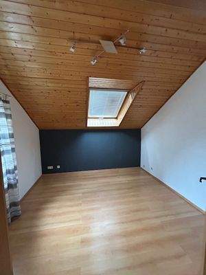 Dachgeschoss Zimmer 1.jpg