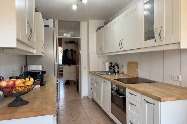 17 Blick zur Küche vom Essplatz.png