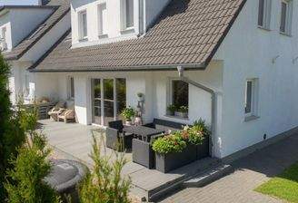 Außenansicht mit Terrassenbereich
