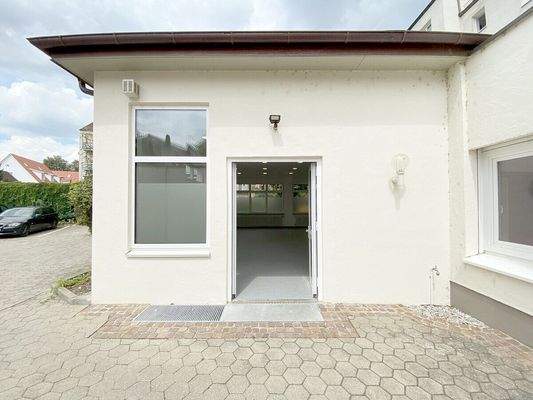 Eingangstüre von Außen in Palettenbreite