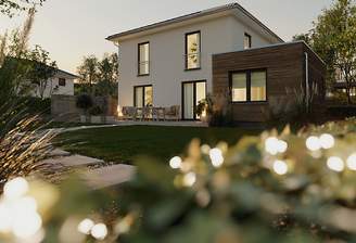 Ext_Stadthaus_Flair_124_Kubus_Holz_Garten_Abend.pn