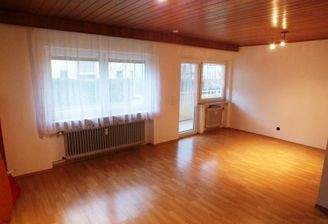 Wohnzimmer mit Zugang zum Balkon