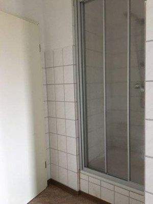 Bad (Dusche mit Schiebetür)