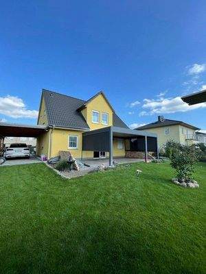 Garten_Richtung Haus mit Terrassenüberdachung.jpg