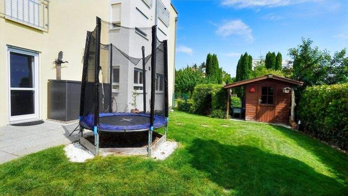 Auch seitlich am Haus viel Platz und Gartenhaus