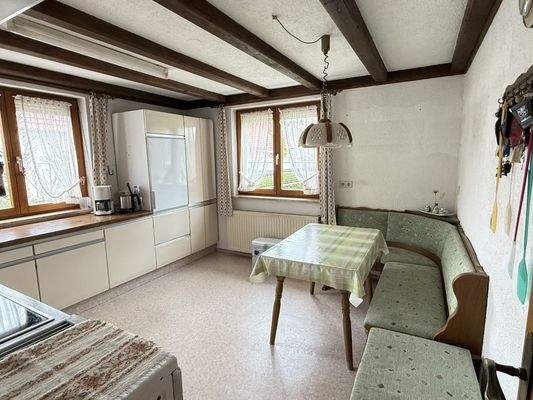 Helle Küche mit EBK im EG