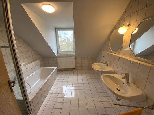 Bad mit Wanne/Dusche