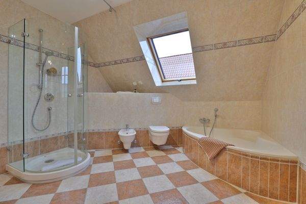 Tageslichtbad mit Eckbadewanne