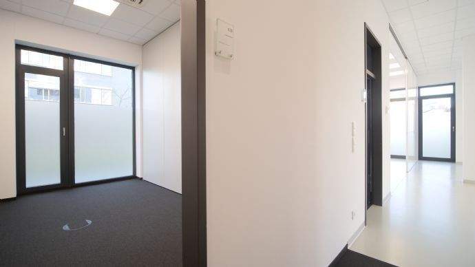 Büroraum und Übergang Produktion