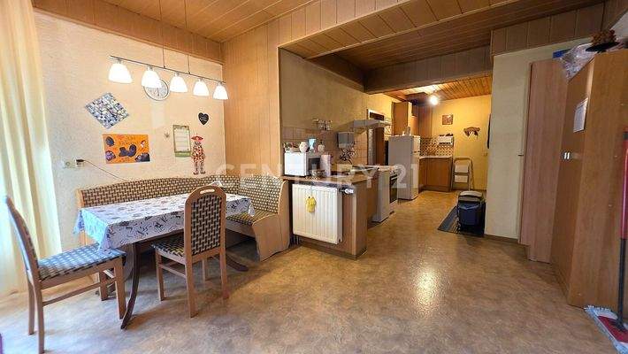 Esszimmer mit Zugang zur Küche