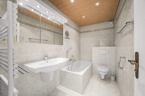 Badezimmer im Obergeschoss