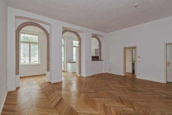 Wohnzimmer mit Blick zum Ess- Kochbereich