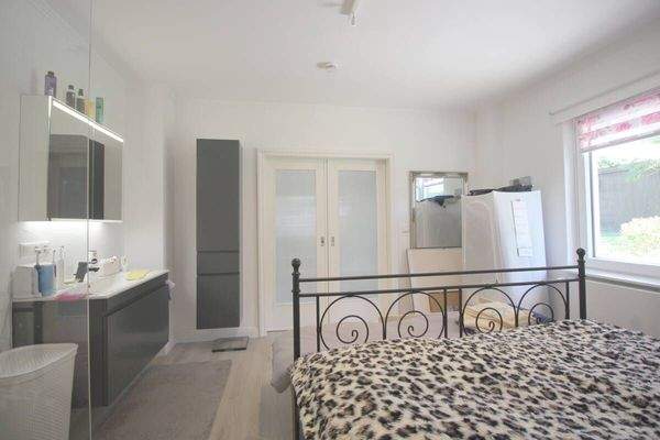 Modernes Schlafzimmer separierbar mit hist. Doppeltür