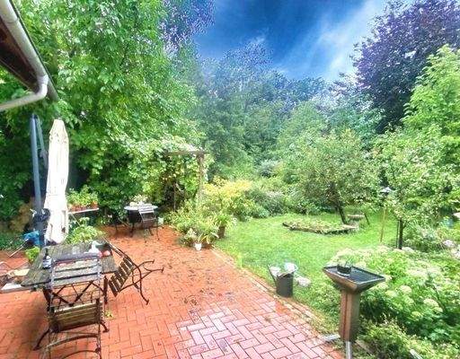 Blick auf die Terasse und Garten- Natur pur- Gewitterstimmung!