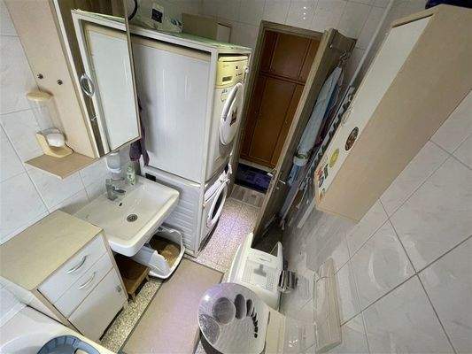 unten: Bad (Weitwinkelaufnahme)