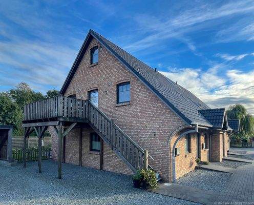 Zugang zur Dachgeschosswohnung (links) über die Außentreppe mit Balkon