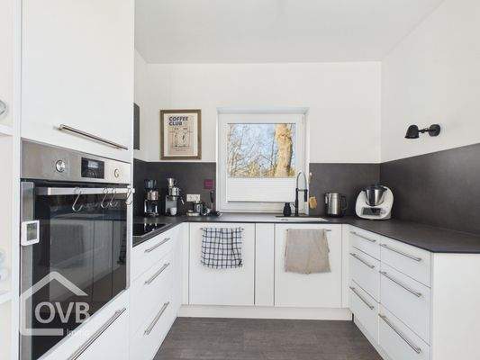 Küche mit moderner Einbauküche