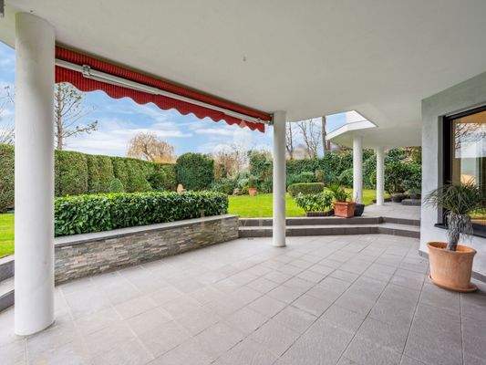 Überdachter Terrassenbereich mit direkten Gartenzugang