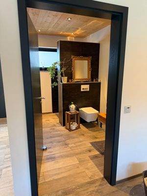 Gäste-WC EG mit ebenerdiger Dusche