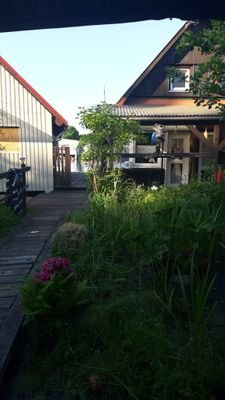 Blick vom Bungalow in Richtung Bootshaus