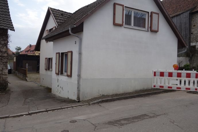 Kleines Einfamilienhaus mit Garage und Garten