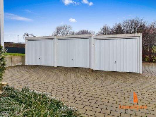 Blick auf die eigenen Garagenstellplätze