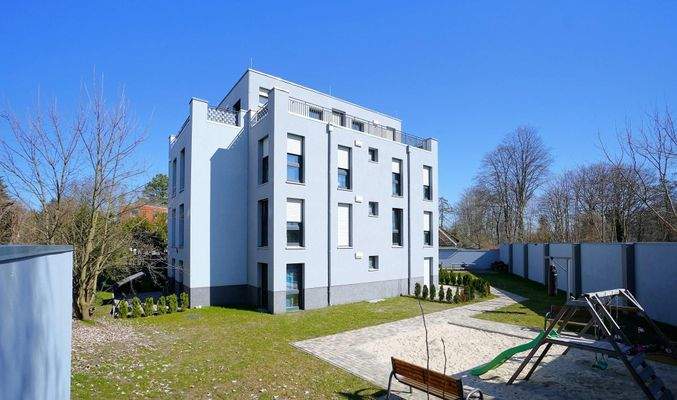 Hausansicht und Spielplatz