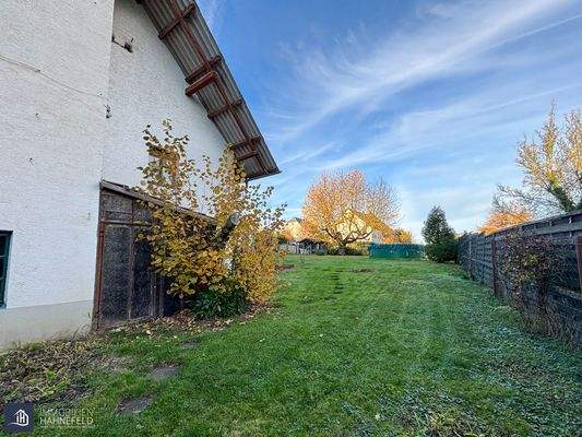 Teilansicht Nebengebäude und Garten