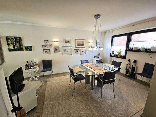 sehr großzügiges, separates Esszimmer 