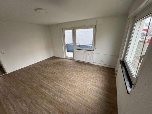 Wohnzimmer mit Balkon.jpg