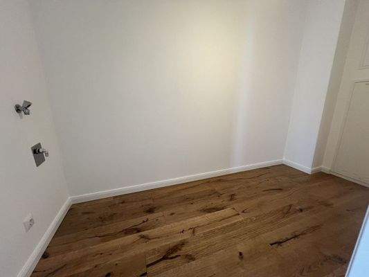 Abstellraum mit Waschmaschinenanschluss