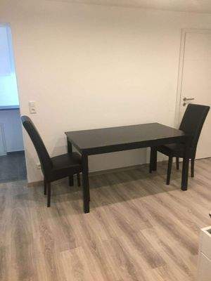 Tisch mit 2 neuen Stühlen