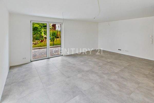 Wohnbereich mit Zugang zur Terrasse