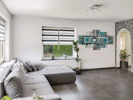 Wohnzimmer mit Blick Richtung Eingangsbereich